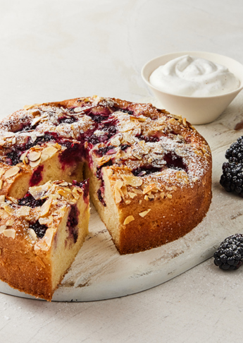 Lys soft cake med brombær og mandelfalger