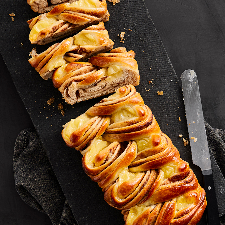 Cinnamon roll bread with custard and filling