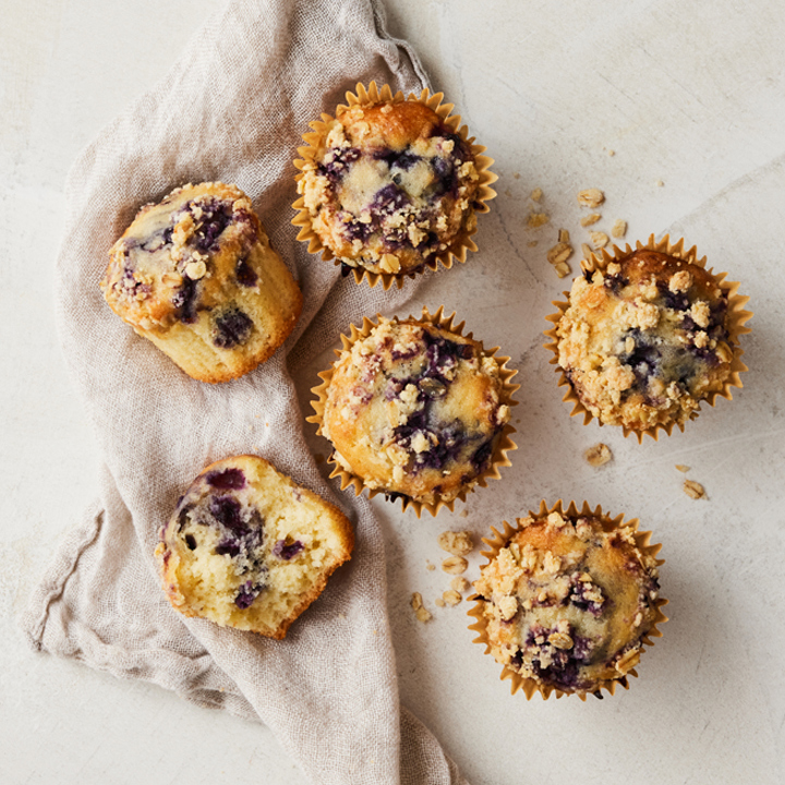 American style muffins with blueberries and crumble
